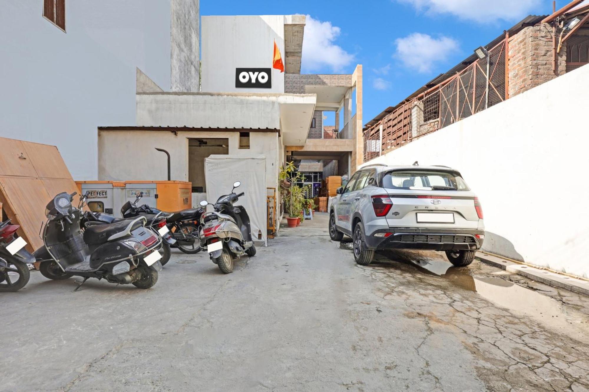 Spot On 81167 Hotel Asdr Rudrapur Екстериор снимка